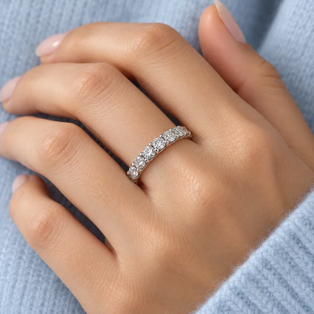 Unaza Silk me diamante në gishtin e unazës pranë kashmirit blu të çelët