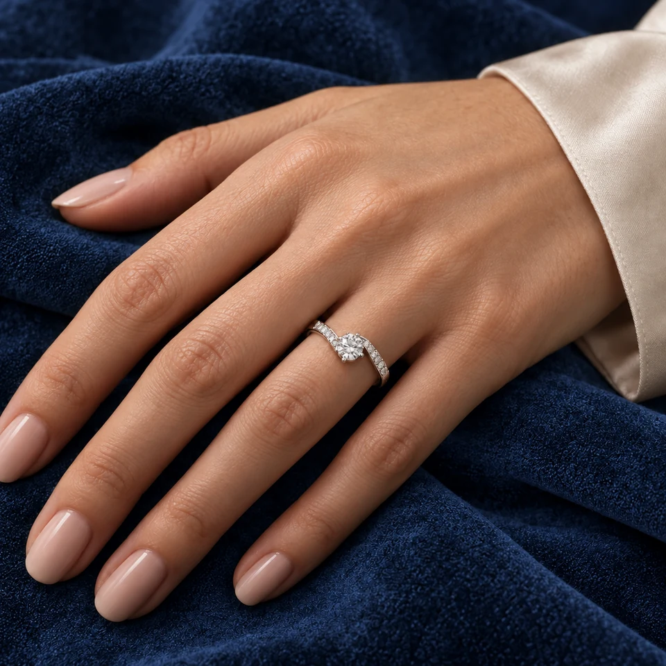 Recarlo Anniversary Solitaire, e mbajtur në gishtin e unazës
